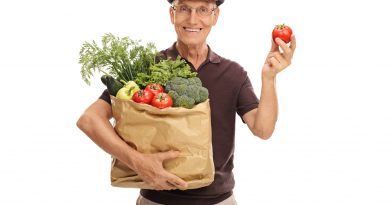 adulto mayor con bolsa de vegetales