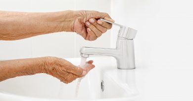 Adulta mayor se lava las mano en cuarto de baño