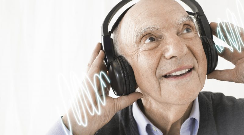 hombre adulto mayor con audífonos escuchando música