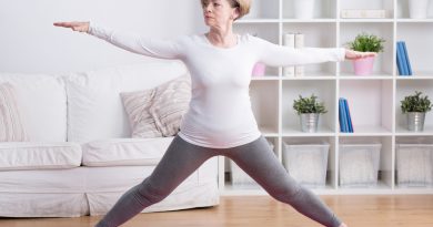 Adulta mayot realizando postura de yoga
