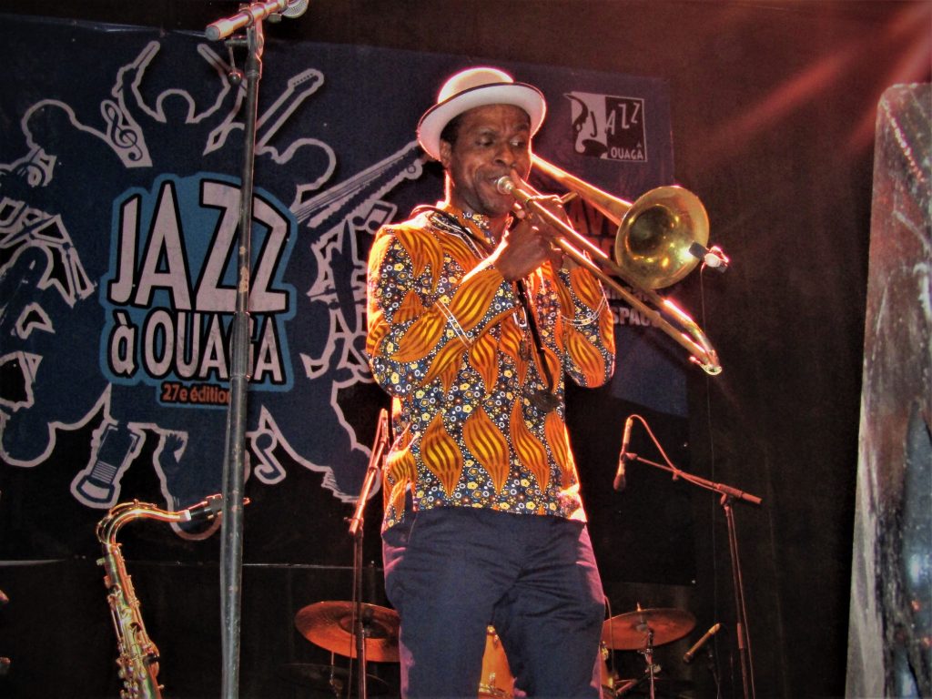 Un músico se presenta como parte de las celebraciones del Día Internacional del Jazz 2019 organizadas por Jazz à Ouaga, en Uagadugú, Burkina Faso.