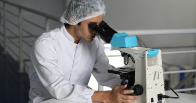 Biologo trabajando con un microscopio.